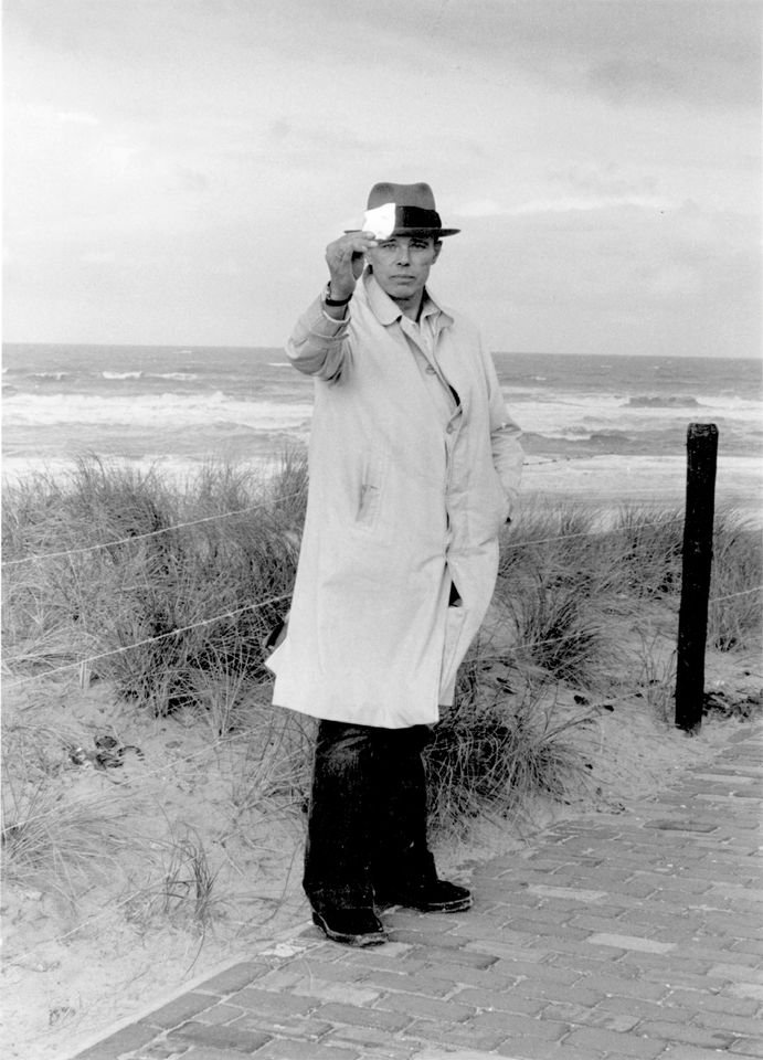 Йозеф Бойс в Схевенингене, Нидерланды. 1976. Фото: Caroline Tisdall