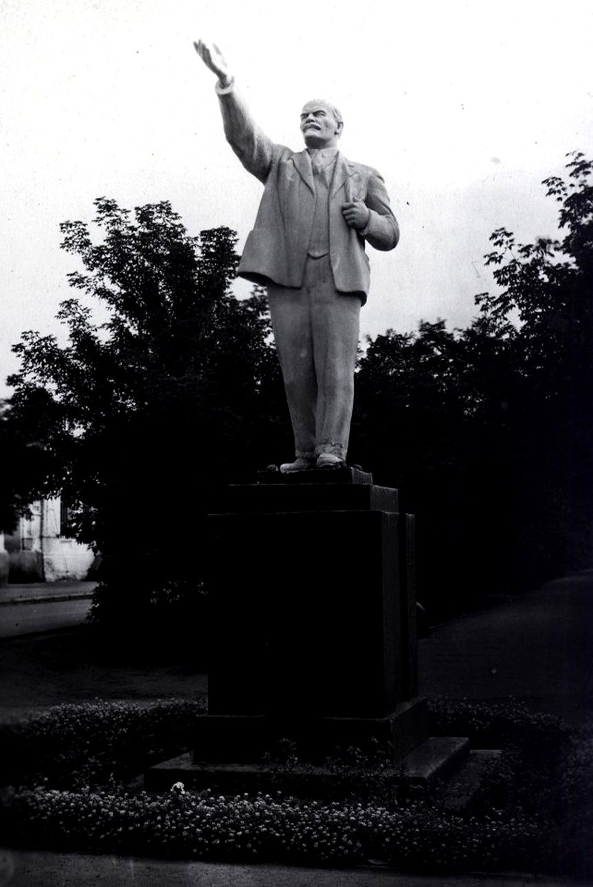 Типовой памятник В.И.Ленину на основе скульптуры Алексея Котихина. 1925. Фото: Портал «Костанай и костанайцы»