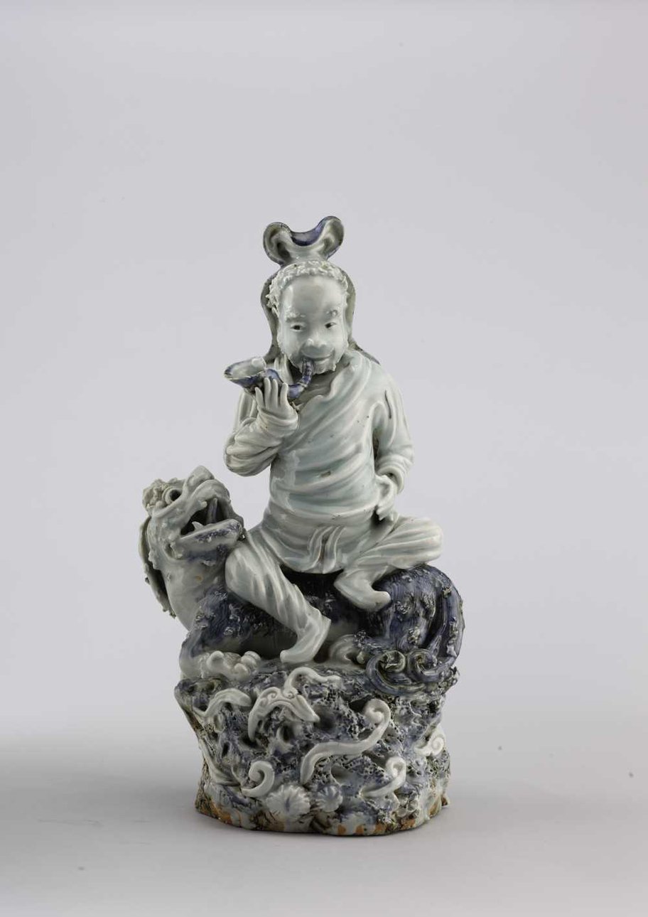 Фигура человека на льве. Цзиндэчжэнь. Династия Мин, период Ваньли (1573–1620). Фарфор. Фото: Shanghai Museum