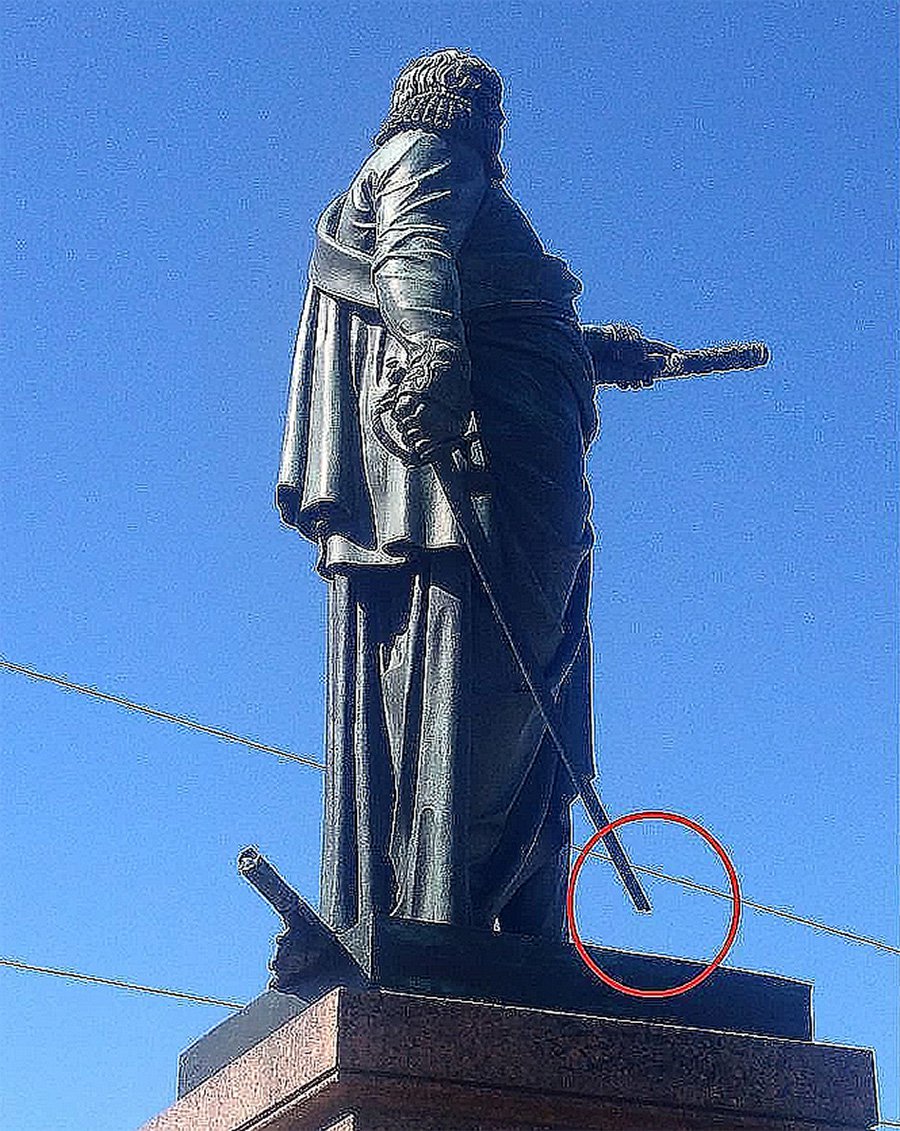Обломанный конец шпаги у памятника Кутузову. Фото: Тимур Ханов