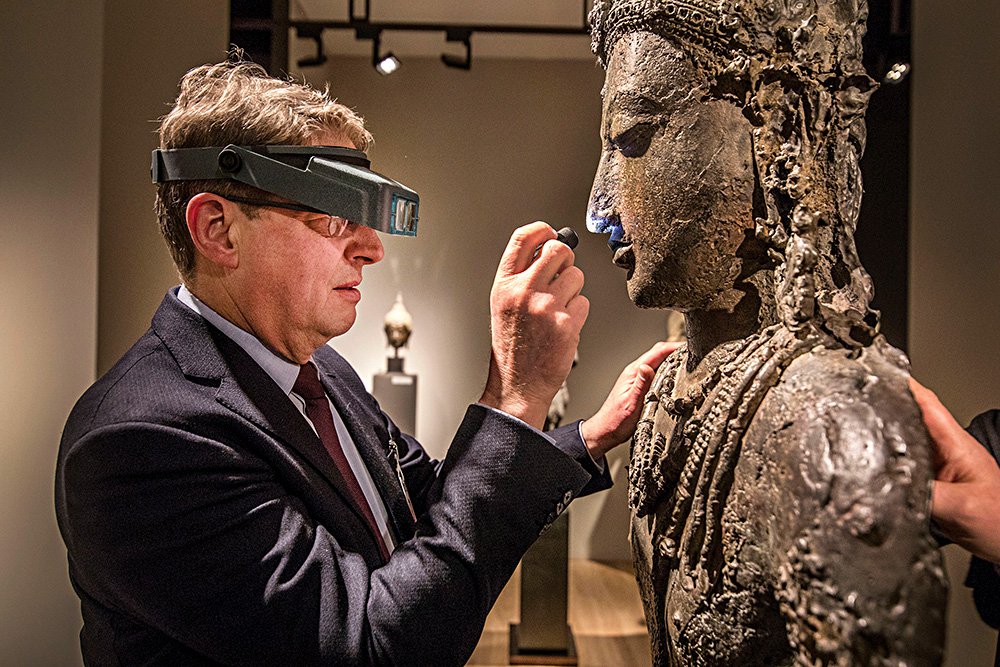 Эксперт проверяет подлинность экспонатов на ярмарке старого искусства TEFAF в Маастрихте. Photo: Loraine Bowdewes/Tefaf