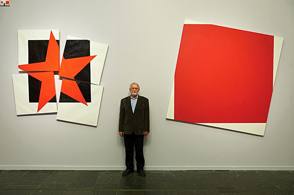 Александр Юликов на фоне своих работ на выставке «Геометризмы. 1950-е — 2010-е» в Новой Третьяковке (13 ноября 2019 — 12 января 2020 г.) Фото: архив художника