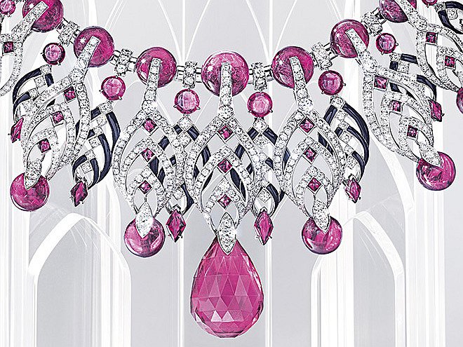 Колье Murmure из коллекции Résonances de Cartier. Белое золото, рубеллит, бриллианты, черный лак. Фото: Cartier