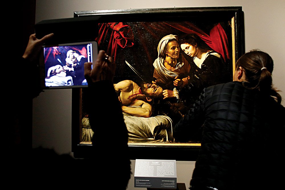 «Юдифь, убивающую Олоферна» впервые выставили в музее — в миланской Пинакотеке Брера — бок о бок шедевром Караваджо «Ужин в Эммаусе» (1605–1606).  Фото: AP Photo/Antonio Calanni/TASS