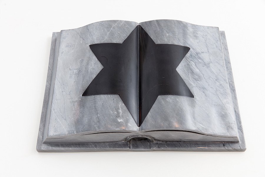 Айдан Салахова. «Книга». Из серии «Без слов». 2019. Фото: MMOMA