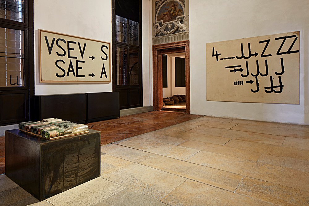 Яннис Куннелис. Фрагмент эскпозиции в Фонде Прада.Фото: Agostino Osio - Allto Piano courtesy Fondazione Prada