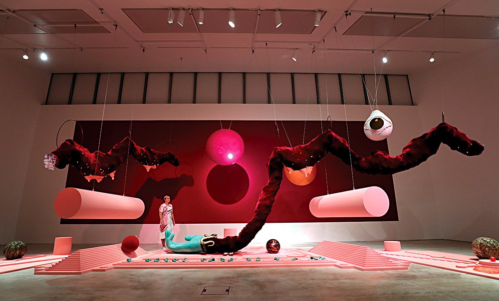 Работа художницы Тай Шани под названием DC Semiramis  в галерее Тurner Contemporary в Маргейте. Тай Шани стала одной из четырех художников, удостоенных Премии Тернера в 2019 году. Фото: PA Wire/PA Images/ТАСС