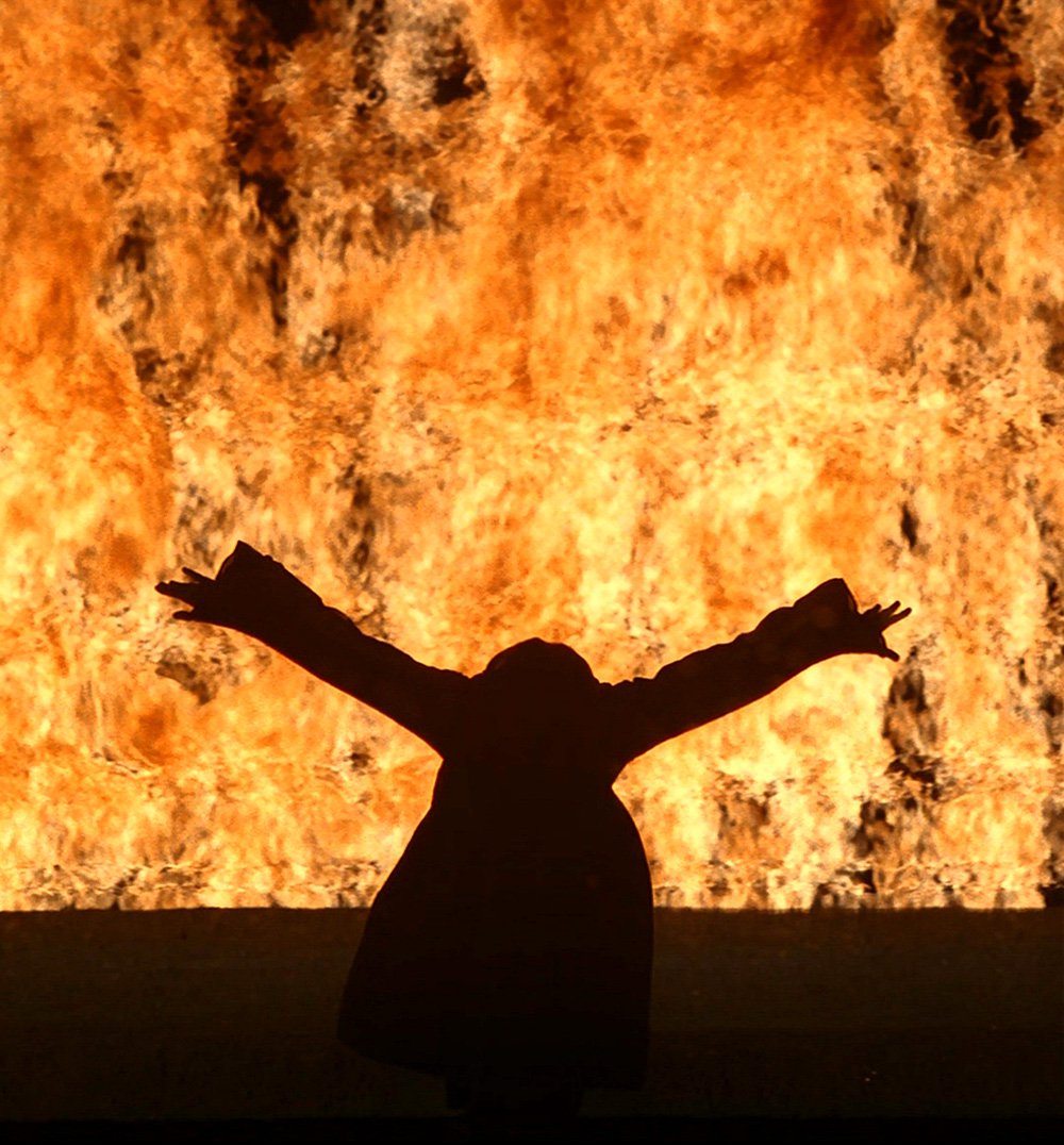 Билл Виола. «Огненная женщина». 2005. Видеоинсталляция. Фото: Courtesy Bill Viola Studio / Kira Perov