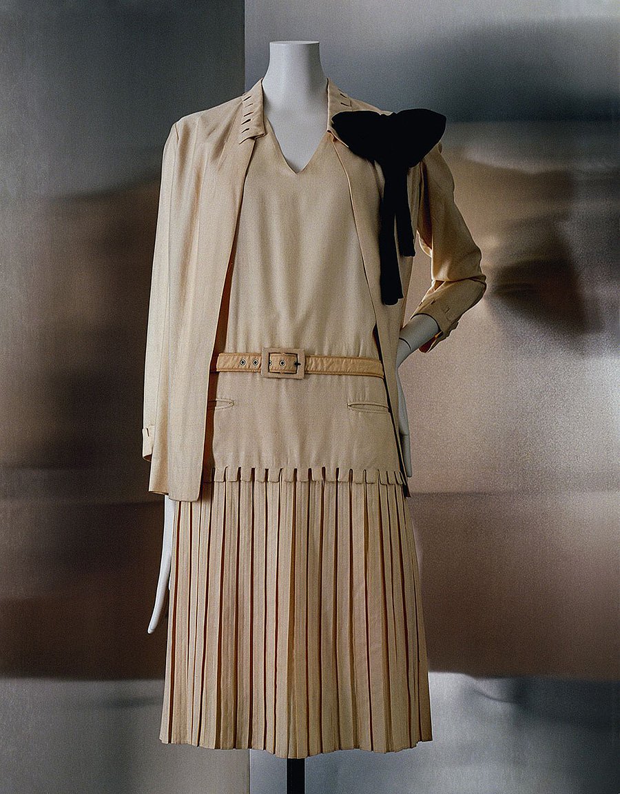Платье и пиджак Шанель из коллекции весна — лето 1926 г. Фото: Julien T. Hamo