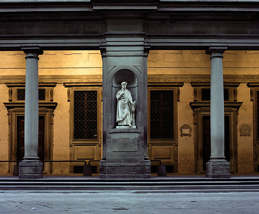 Скульптура в арках дворовых фасадов, задуманная еще Джорджо Вазари, появилась здесь только в XIX в. Фото: Alessandro Albert / GettyImage