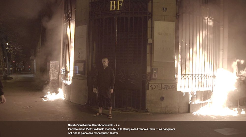 Петр Павленский на фоне горящих дверей Банка Франции. Фото: Sarah Constantin @sarahconstanti