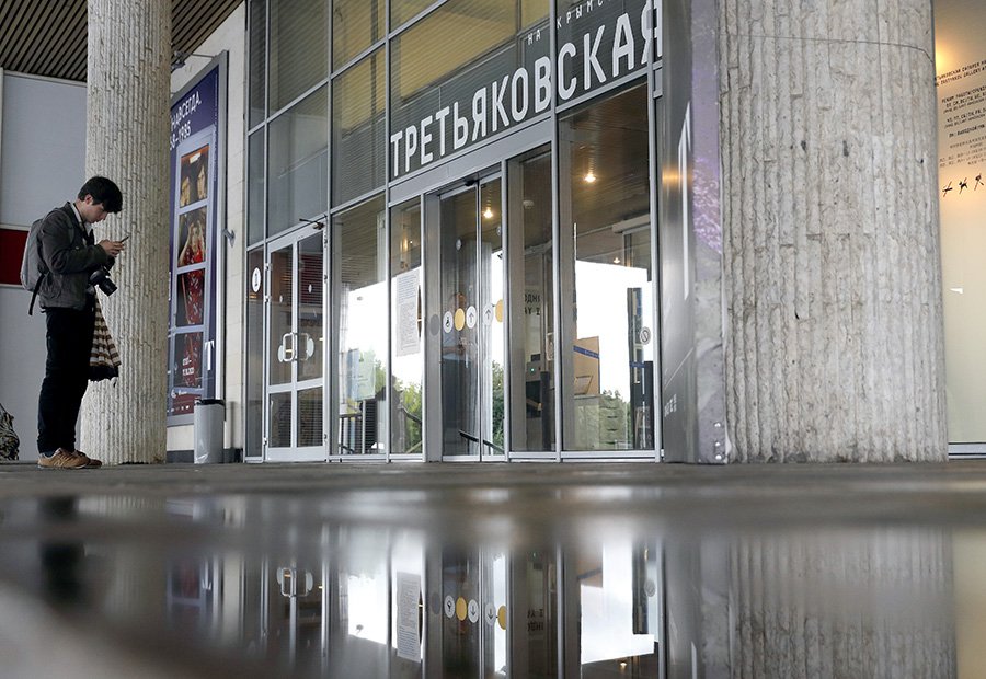 У здания Третьяковской галереи на Крымском Валу, которая была закрыта после протекания крыши из-за дождя. Фото: Михаил Джапаридзе / ТАСС