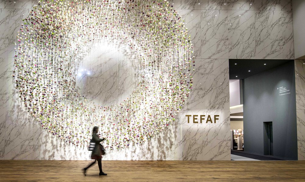 Среди главных украшений ярмарки TEFAF — композиции из живых цветов и отчет по мировому арт-рынку
