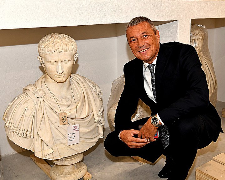 Глава Bvlgari Жан-Кристоф Бабен на фоне скульптуры Августа. Фото: FondazioneTorlonia/ Lorenzo de Masi