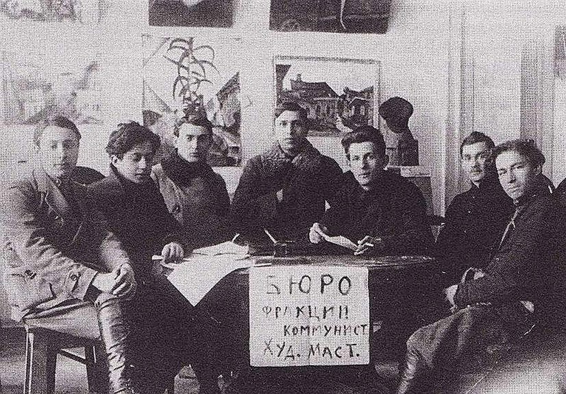 Бюро фракций коммунистов в Витебском училище. Слево направо: И. Бескин, Л. Зевин, Л. Циперсон, М. Кунин, Э. Волхонский, Г. Носков(?), М. Векслер. 1921. Фото: Музей истории Витебского народного художественного училища