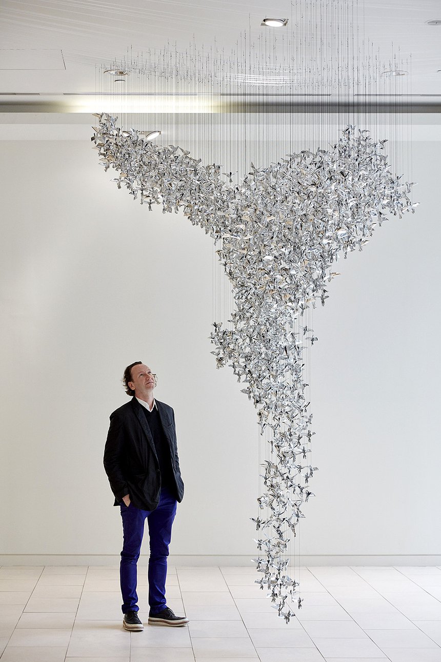 Бельгийский дизайнер Чарльз Кайсин и его подвесная инсталляция, посвященная символу Rolls-Royce.