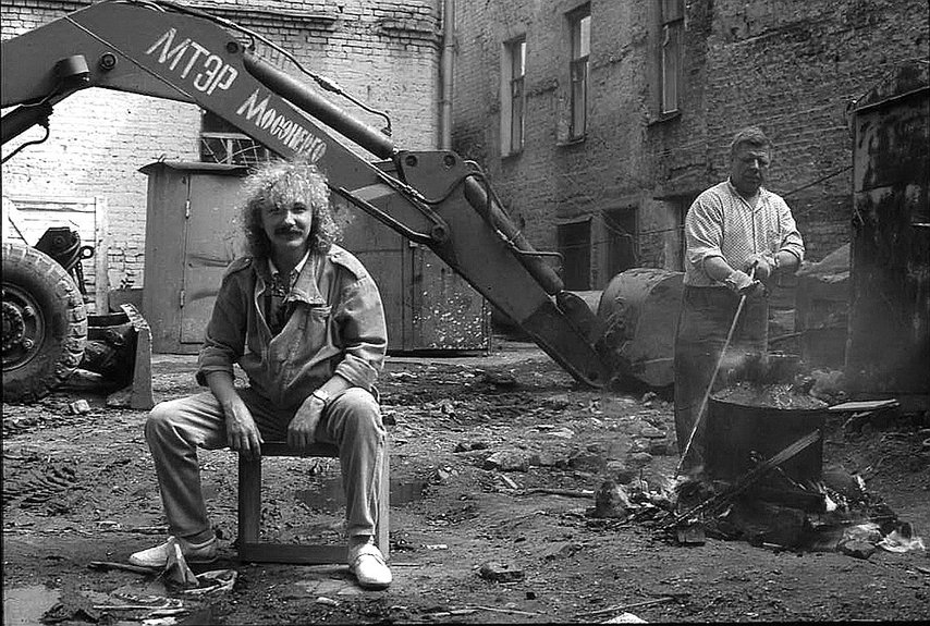 Сергей Борисов. Игорь Николаев во дворе студии. 1987
