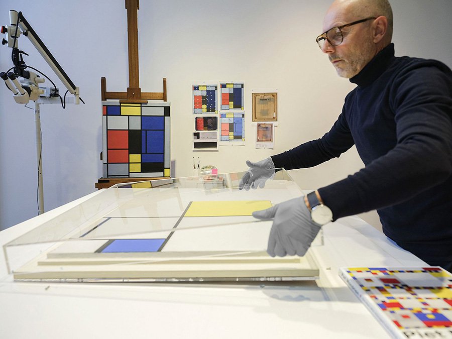 Исследование и реставрация полотен Пита Мондриана. Фото: Mondrian Conservation Project/Fondation Beyeler