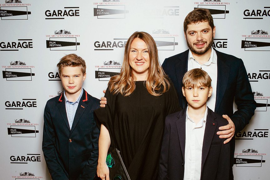 Инна Баженова и Дмитрий Саморуков с детьми. Фото: Александр Мурашкин, Елена Авдеева