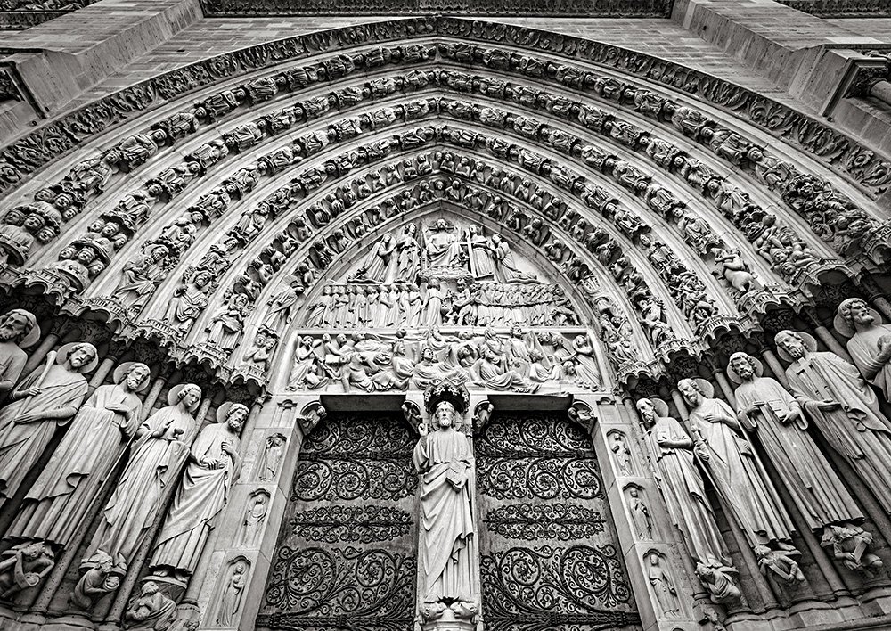 Центральный портал собора Парижской Богоматери символически изображает сцену грядущего Страшного суда. Фото: Alamy/ТАСС