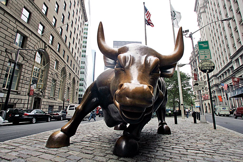 Cкульптура «Атакующий бык», известная также как «Бык с Уолл-стрит». Нью-Йорк. Фото: AP Photo/Mary Altaffer, File/ТАСС