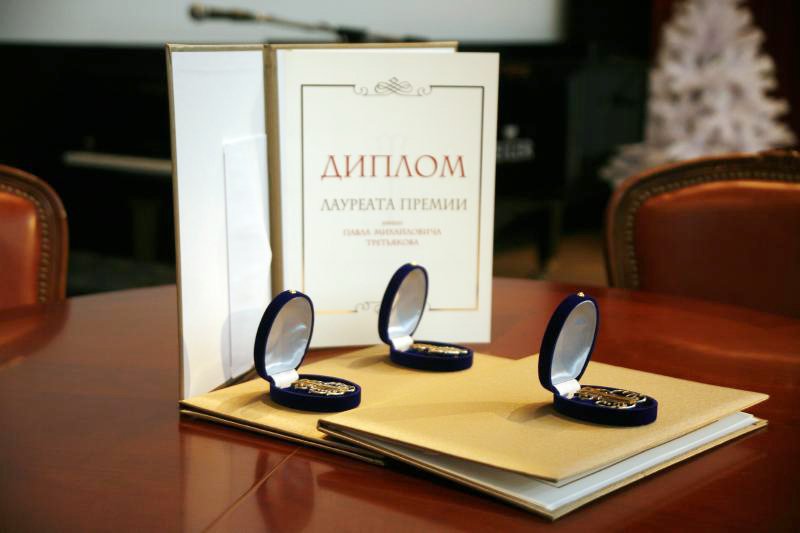 Памятные знаки Премии имени П.М.Третьякова, повторяющие фамильный вензель Третьяковых. Фото: Благотворительный фонд имени П.М.Третьякова