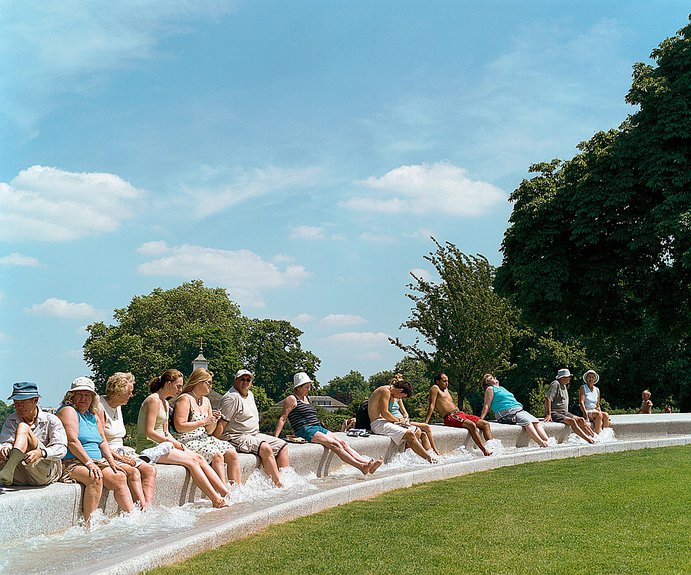 Посетители Гайд-парка в Лондоне отдыхают у мемориального фонтана принцессы Дианы. Фото: Gustafson Porter + Bowma