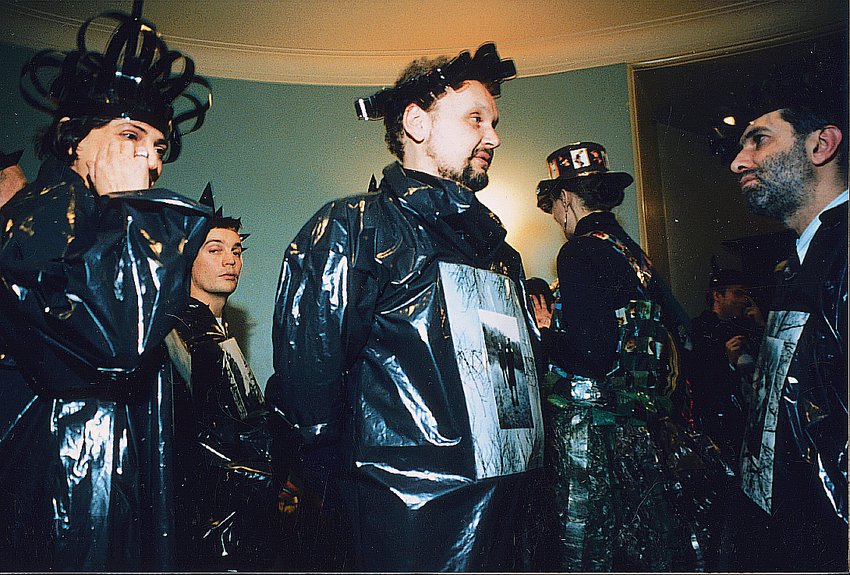 1998. Праздник фотографии в Москве отмечали не только выставками, но и тематическими маскарадами / МАММ