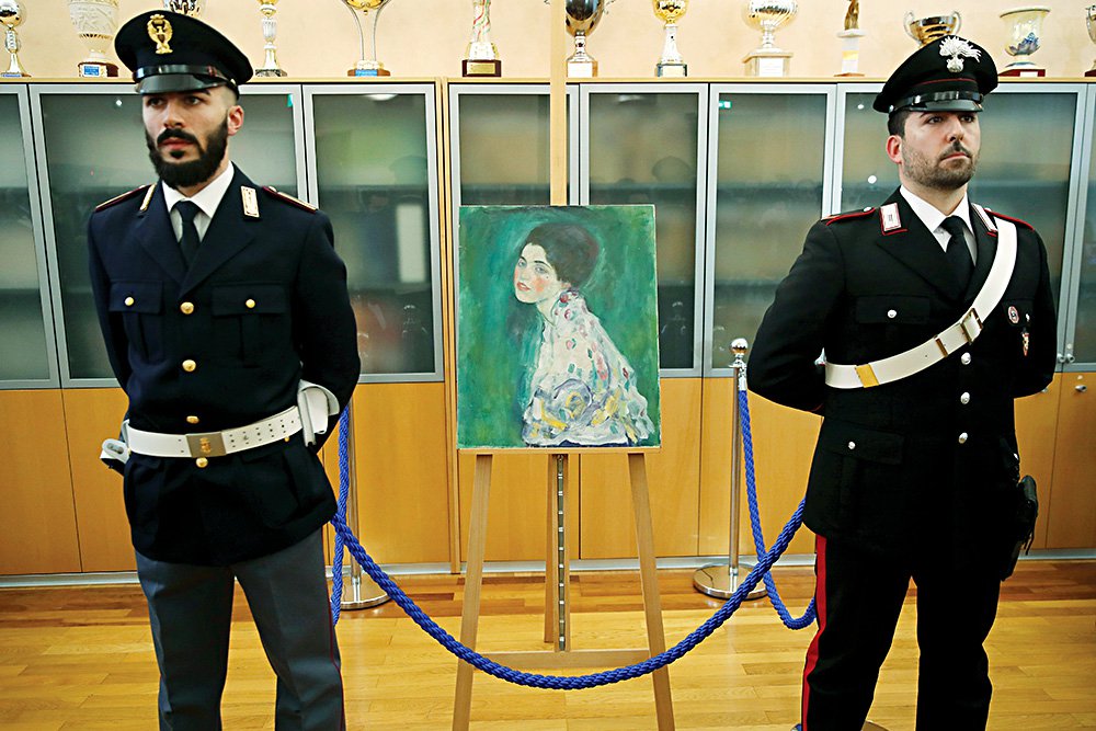 Итальянские полицейские рядом с находкой — «Женским портретом» Густава Климта. Фото: AP Photo/Antonio Calanni