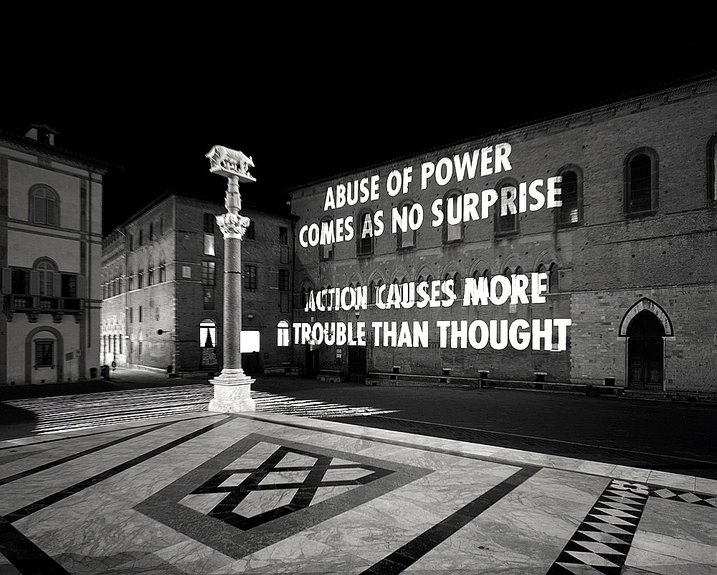 Из серии «Проекции». 2009. Сиена. Фото: Edd Horder, Jenny Holzer/Art Resource, NY