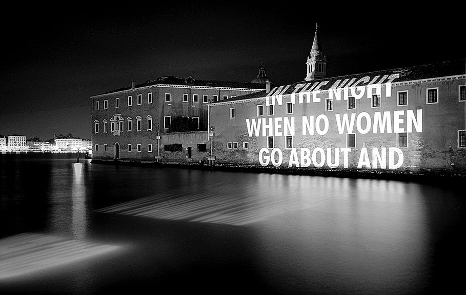 Из серии «Проекции». 1999. Венеция. Фото: Edd Horder, Jenny Holzer/Art Resource, NY