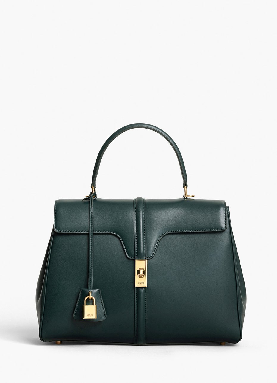 Модель новой сумки Celine “16”, первогодетища Слимана на новом посту, в зеленом цвете, представленная в двух вариантах размера