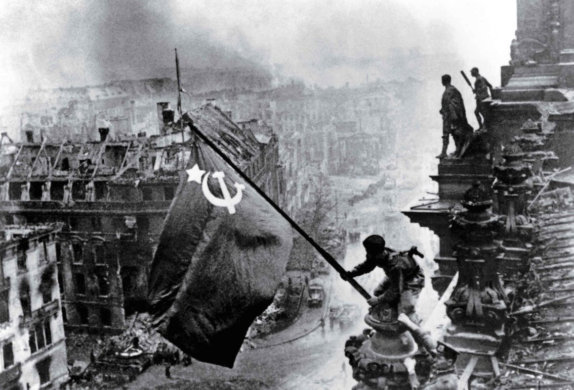Евгений Халдей. «Знамя Победы над Рейхстагом». 1945