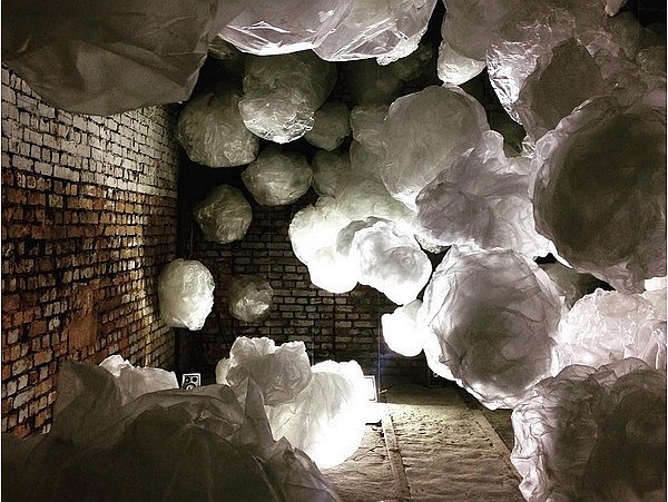 "Облачное хранилище" - инсталляция Алены Коган занимает два отдельных помещения в заброшенном корпусе завода