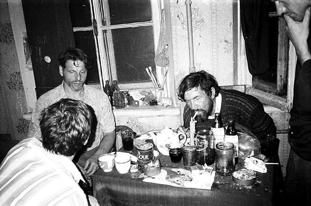 Олег Григорьев (за столом справа) в 1980-е гг. Фото: Музей Анны Ахматовой в Фонтанном доме