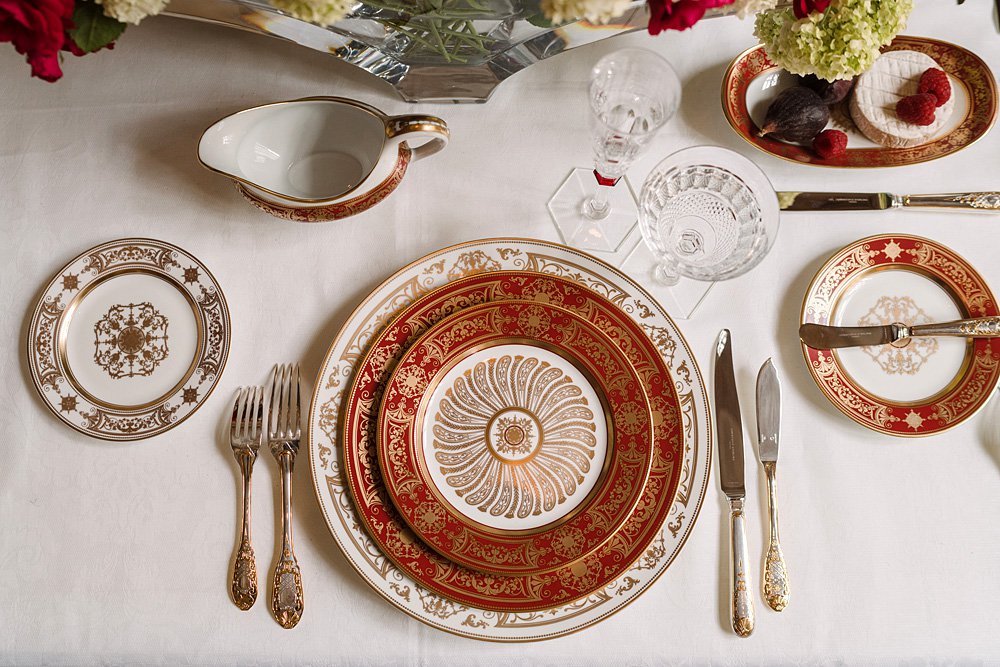 Предметы из новой коллекции Bernardaud Aux Rois Rouge. Фото: Bernardaud