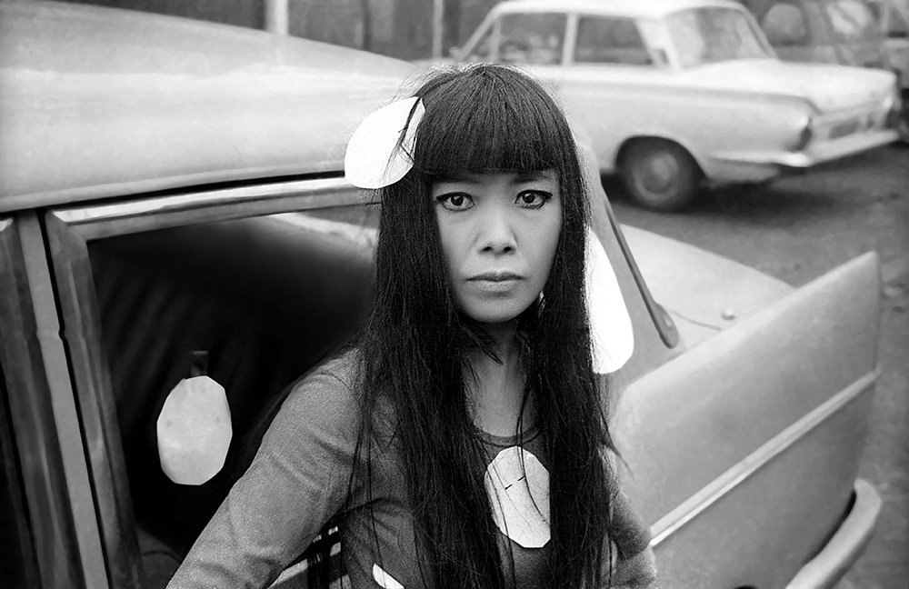 Художница Яёи Кусама в 1965 г. Фильм «Кусама-бесконечность» режиссера Хетер Ленц. Фото: Harrie Verstappe