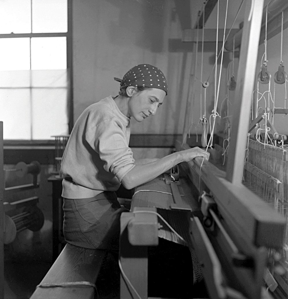 Анни Альберс в Блэк-Маунтин-колледже в Северной Каролине. 1937 г. Фото: The Josef and Anni Albers Foundation and Knoll Textiles/Artists Rights Society (ARS), New York/DACS, London, 2018