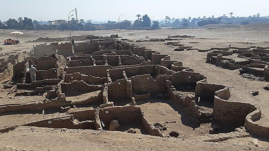 Фрагменты глинобитных стен «золотого город Луксора». Фото: Zahi Hawass Center of Egyptology