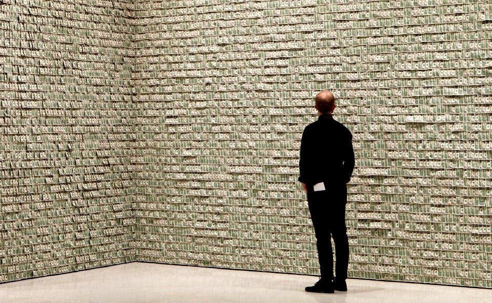 Инсталляция Ханса-Петера Фельдманна обошлась в $100 тыс. Именно эта сумма потребовалась, чтобы  замостить доларовыми купюрами стены одного из залов Музея Гуггенхайма в Нью-Йорке. Courtesy of Guggenheim Museum