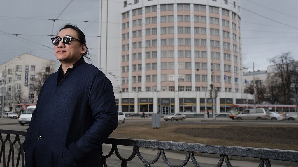 Чженьхуа Ли, куратор основного проекта, около гостиницы «Исеть». Фото: Петр Захаров