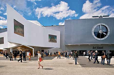 Посетители ярмарки Art Basel Unlimited. Площадь перед выставочным комплексом, где проходит ярмарка Art Basel. 2012 г.