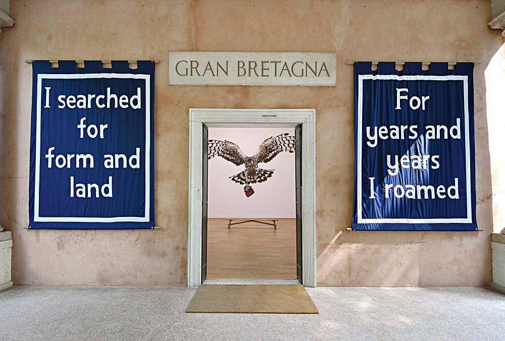 Вход на выставку Джереми Деллера в национальном павильоне Великобритании в 2013 году. Фото: Cristiano Corte/British Council