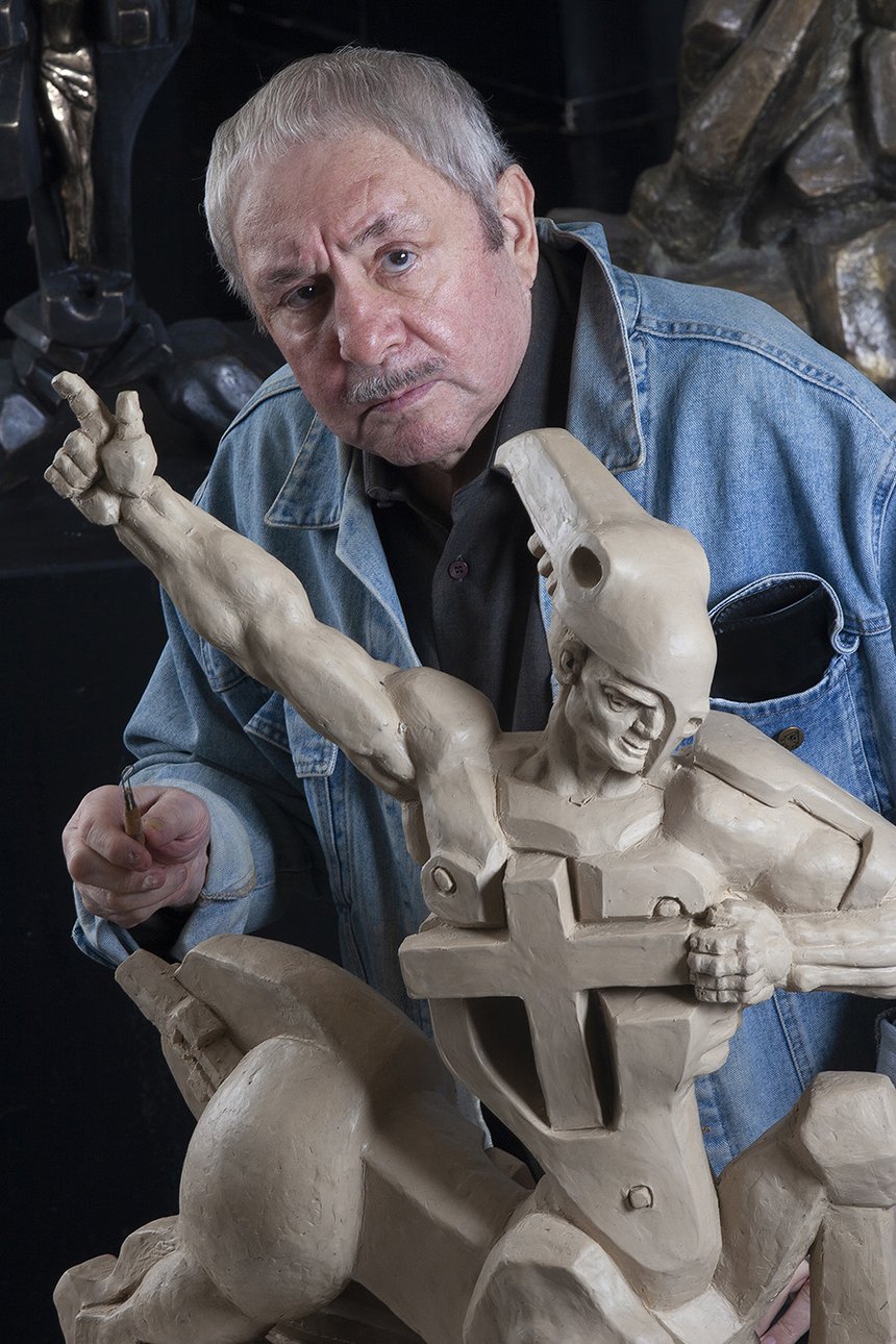 Эрнст Неизвестный со своей скульптурой. Фото: Павел Антонов