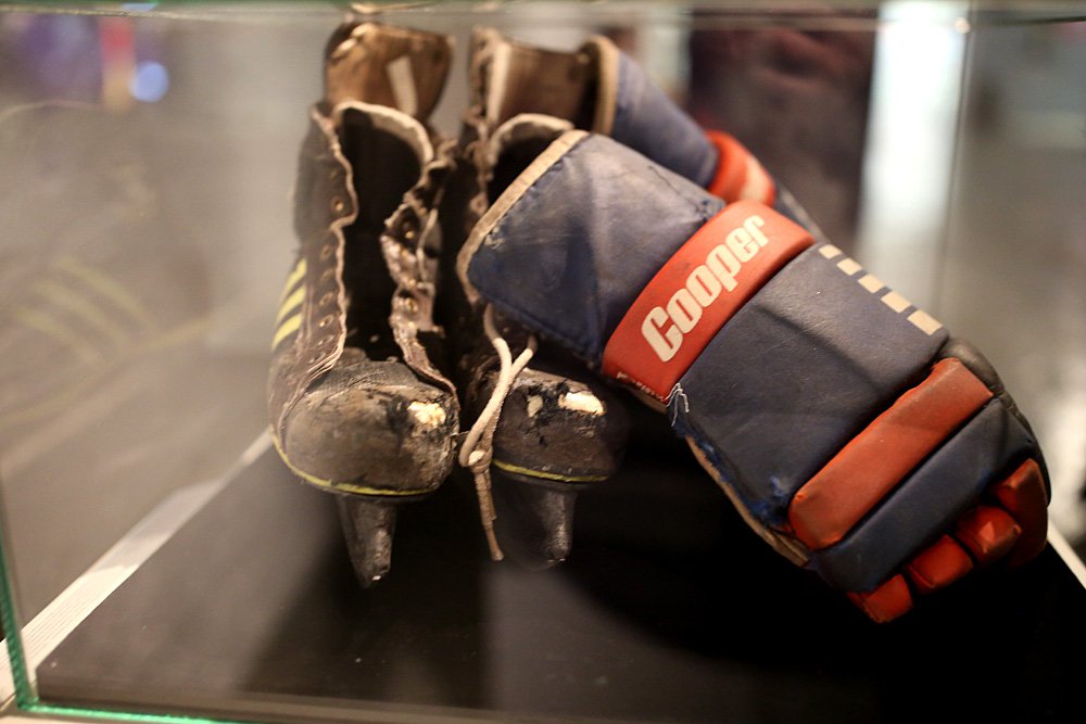 Коньки и перчатки хоккеиста Валерия Харламова. Предметы из коллекции Музея «Лужников»