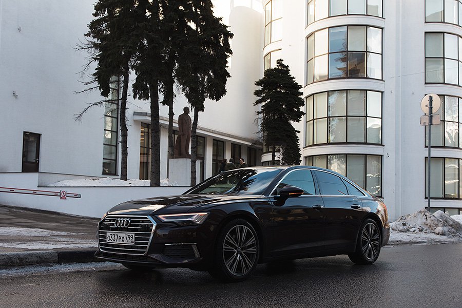 Audi A6  в городе. Фото: Наталья Польская