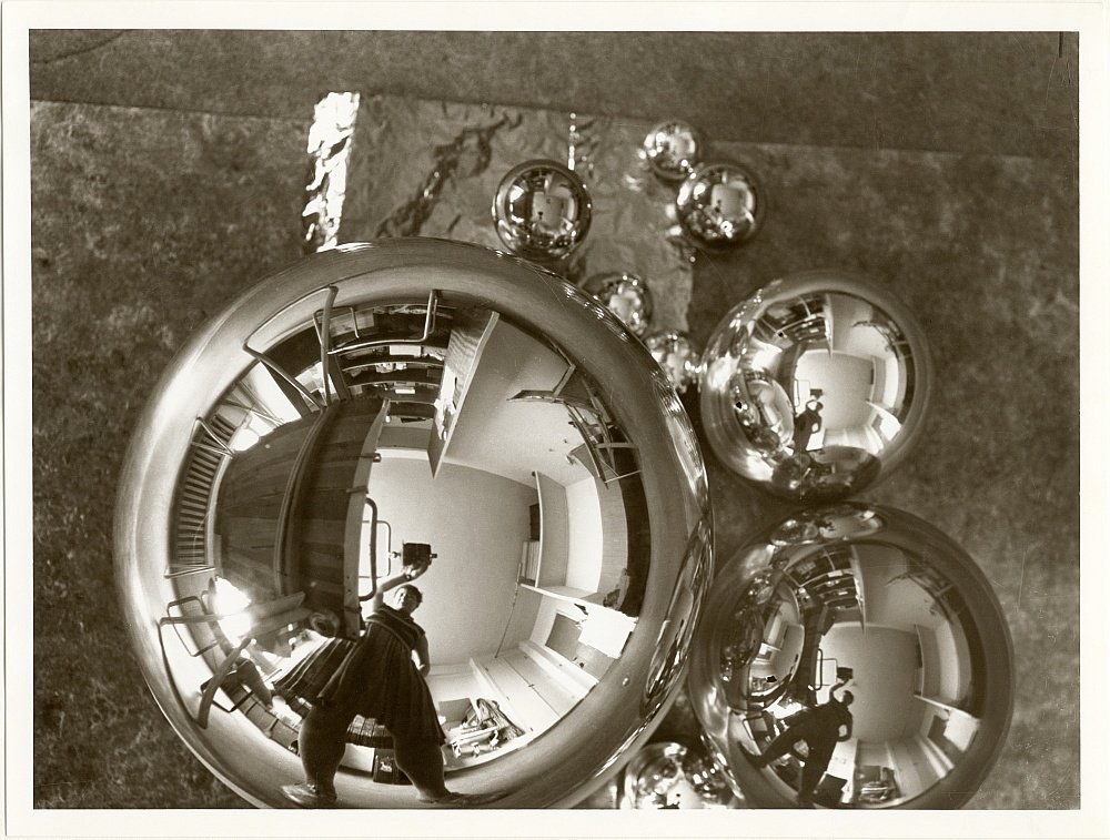Марианна Брандт. Автопортрет-отражение. В мастерской Баухауса. 1928–1929 / © Bauhaus-Archiv Berlin / A.D.A.G.P. 2016