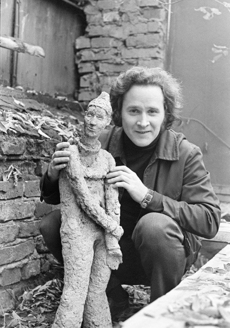 Василий Ракитин во дворе мастерской скульптора Виктора Думаняна. Москва, 1973 г. Фото: Игорь Пальмин