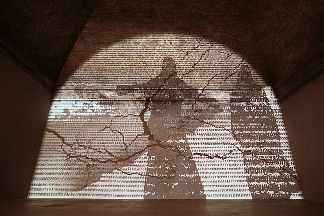 Михаль Ровнер. Трещины времени, 2012. Вид экспозиции в Кастелло ди Риволи, Турин, Италия, 2012. Известь, пигмент, видеопроекция. Размеры вариативны. Фотограф: Ави Муссель. © 2015 Michal Rovner/Artists Rights Society (ARS), New York