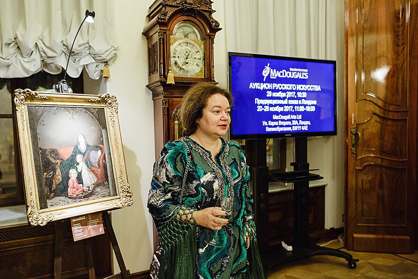 Глава аукционного дома Екатерина Макдугалл на предаукционной выставке MacDougall's в Москве. Фото: MacDougall Arts Ltd